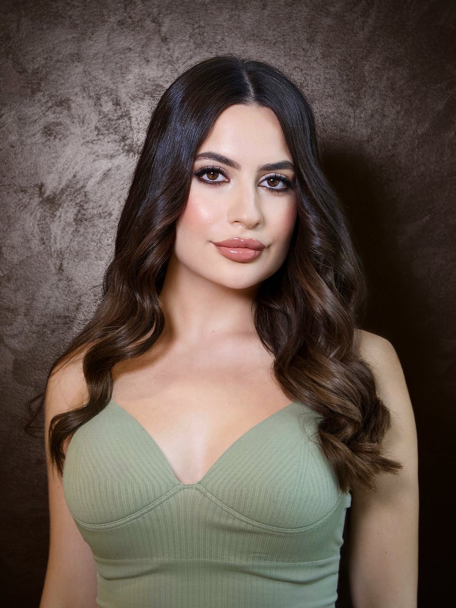 Soft bridal makeup with waves