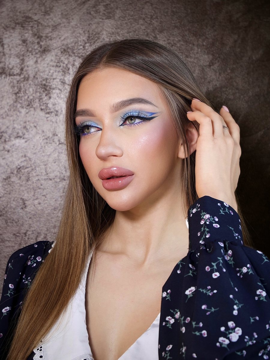 Creative makeup with a coloured liner